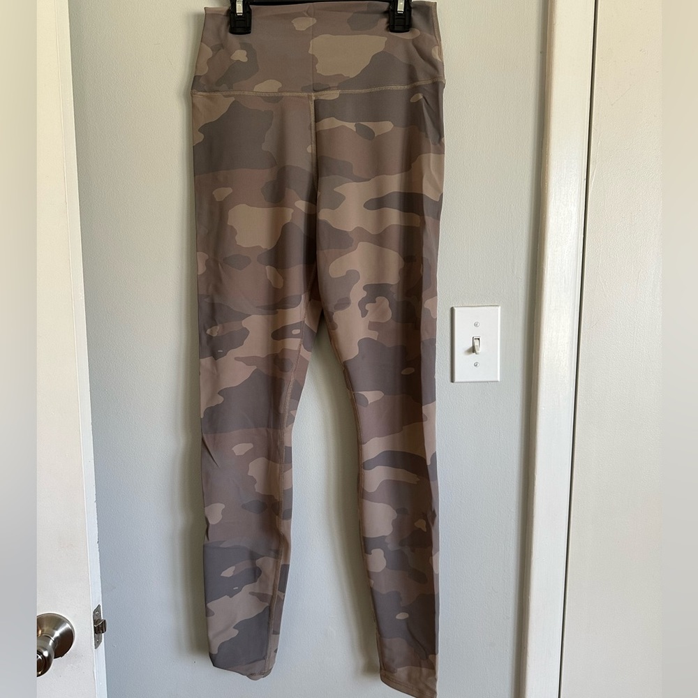 ALO Yoga High-Waist Camo Vapor Leggings, Size Medium